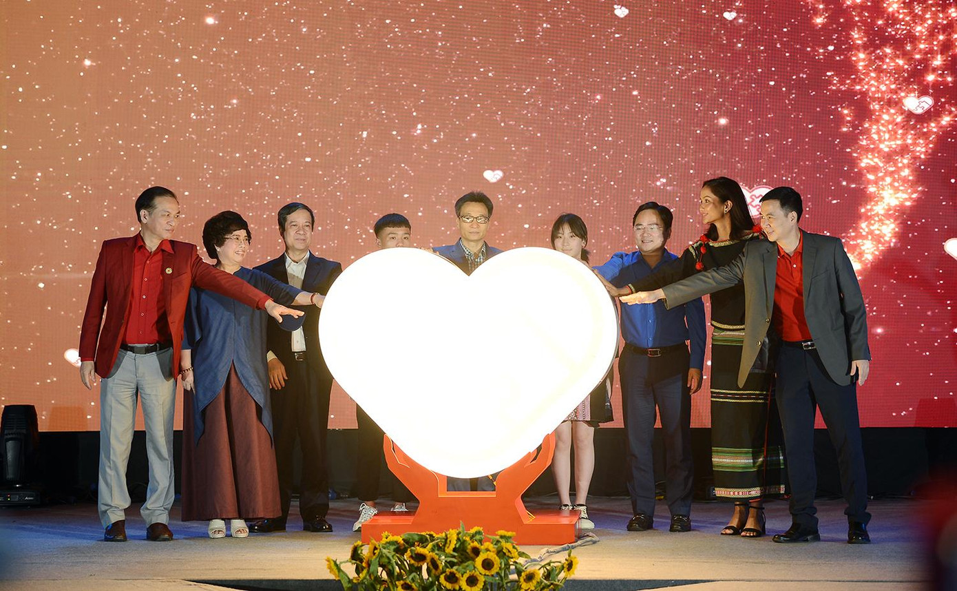 Các đại biểu thực hiện nghi thức phát động Chương trình "Điều ước cho em". Các đại biểu thực hiện nghi thức phát động Chương trình "Điều ước cho em".