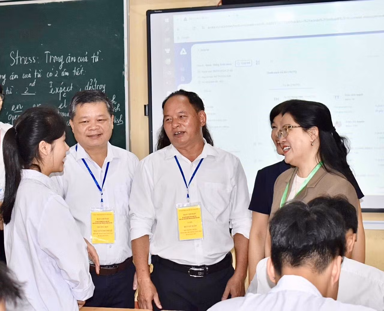 Thứ trưởng Nguyễn Thị Kim Chi động viên các em học sinh tại trường THPT Lê Quý Đôn, huyện Trấn Yên, Yên Bái. Thứ trưởng Nguyễn Thị Kim Chi động viên các em học sinh tại trường THPT Lê Quý Đôn, huyện Trấn Yên, Yên Bái.