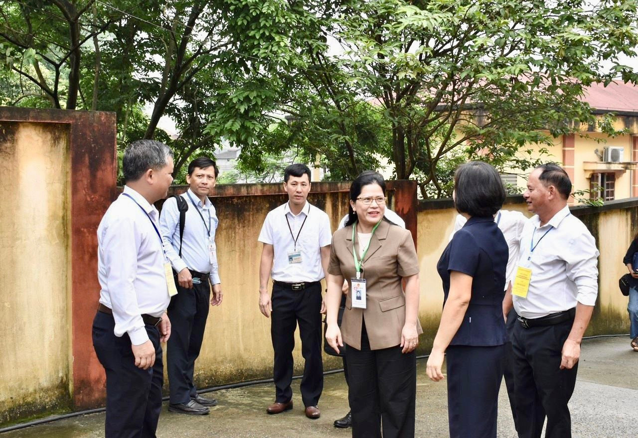 Đoàn công tác số 4 kiểm tra công tác chuẩn bị tại điểm thi.