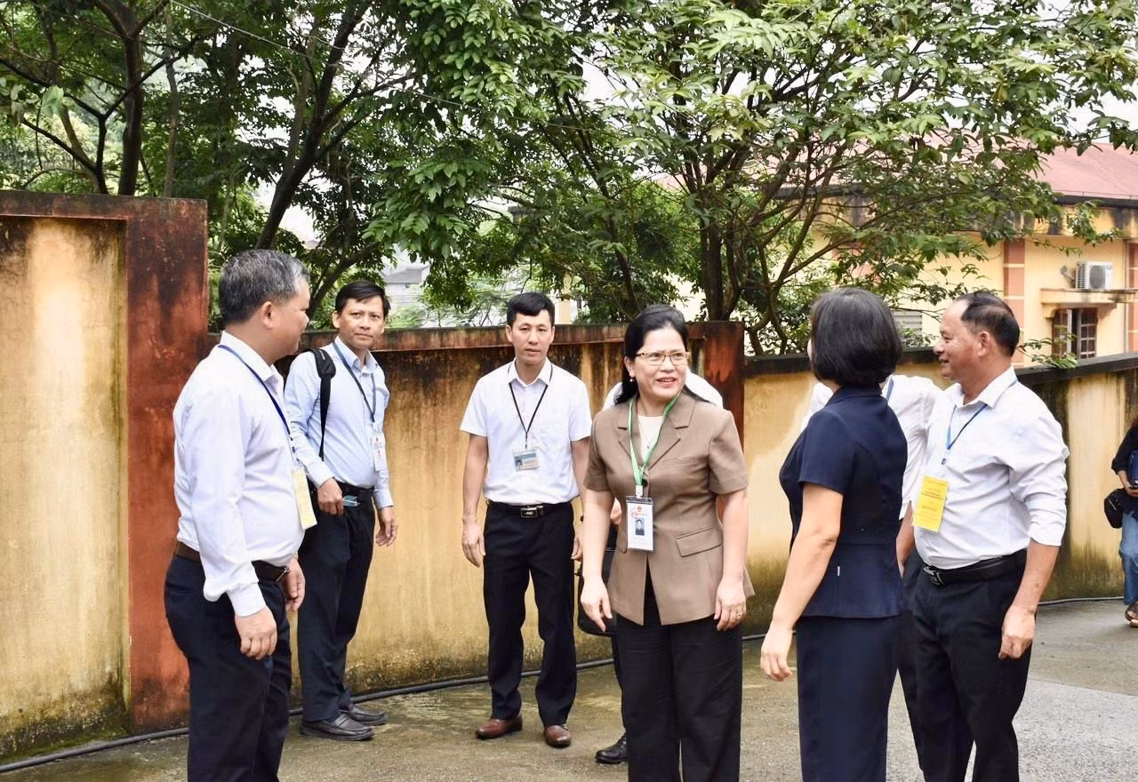 Đoàn công tác số 4 kiểm tra công tác chuẩn bị tại điểm thi.