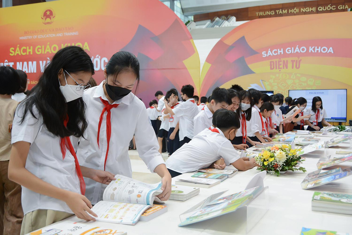 Sách giáo khoa Việt Nam và các nước được trưng bày tại Hội thảo và Trưng bày sách giáo khoa giáo dục phổ thông.