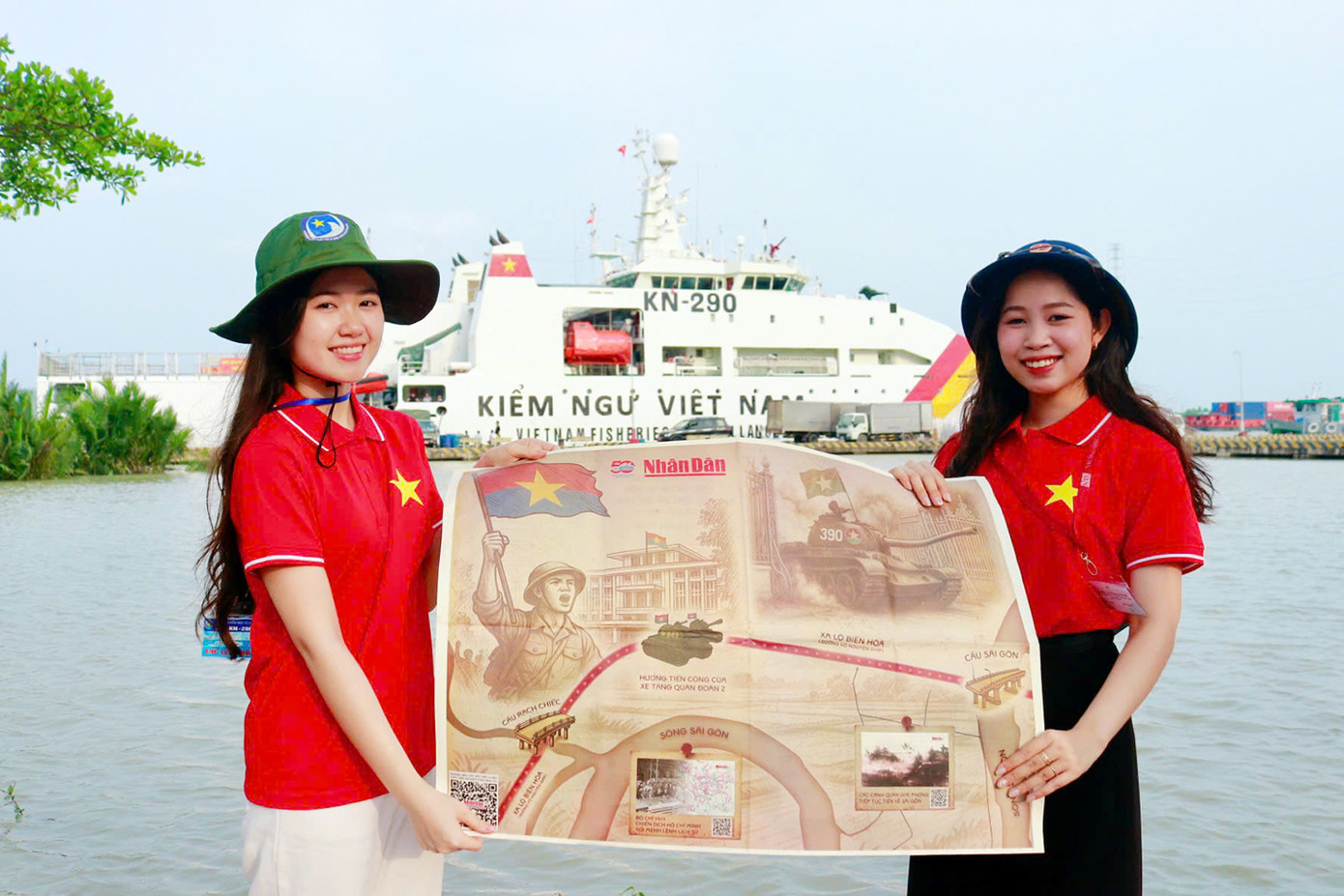 Nguyễn Thị Phương Huyền (bên phải) trên hành trình 'Tuổi trẻ vì biển đảo quê hương 2025'. Nguyễn Thị Phương Huyền (bên phải) trên hành trình 'Tuổi trẻ vì biển đảo quê hương 2025'.