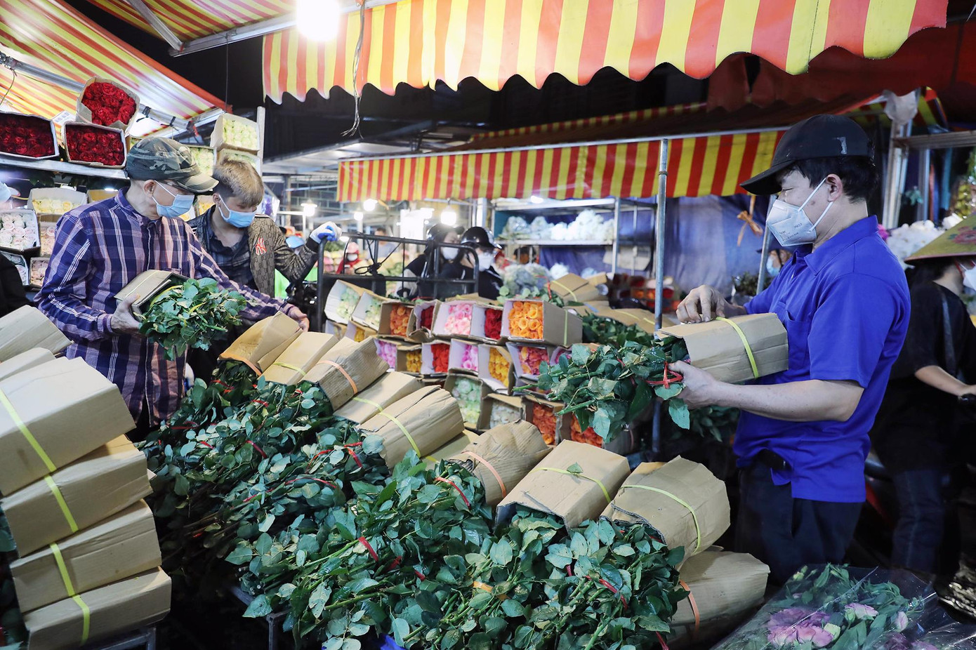 Tuy họp vào ban đêm nhưng chợ luôn tấp nập.