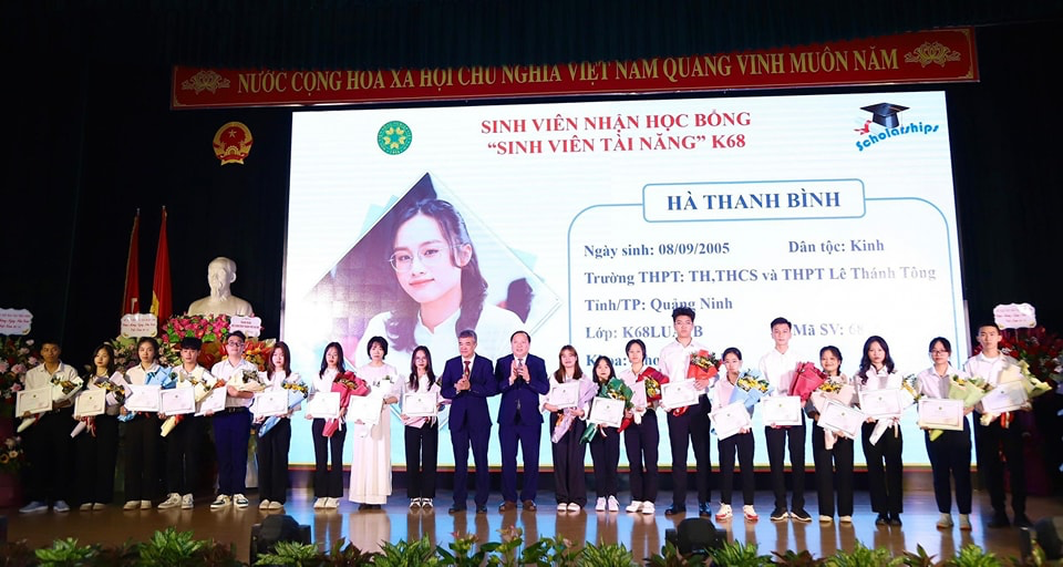 Hàng nghìn suất học bổng dành cho sinh viên mỗi năm học. Hàng nghìn suất học bổng dành cho sinh viên mỗi năm học.