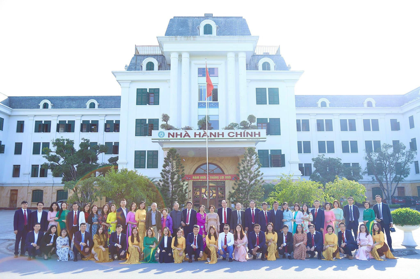 Đội ngũ giảng viên chất lượng cao, nhiệt tình. Đội ngũ giảng viên chất lượng cao, nhiệt tình.