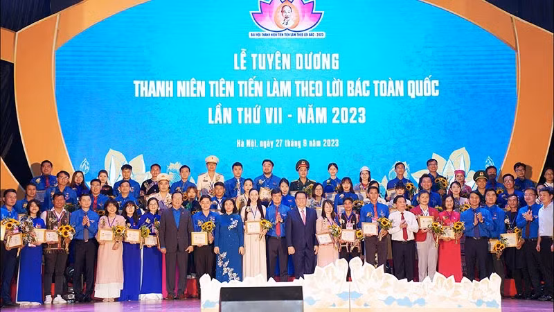 Lãnh đạo Đảng, Nhà nước, trao Danh hiệu 'Thanh niên tiên tiến làm theo lời Bác' toàn quốc lần thứ VII, năm 2023.