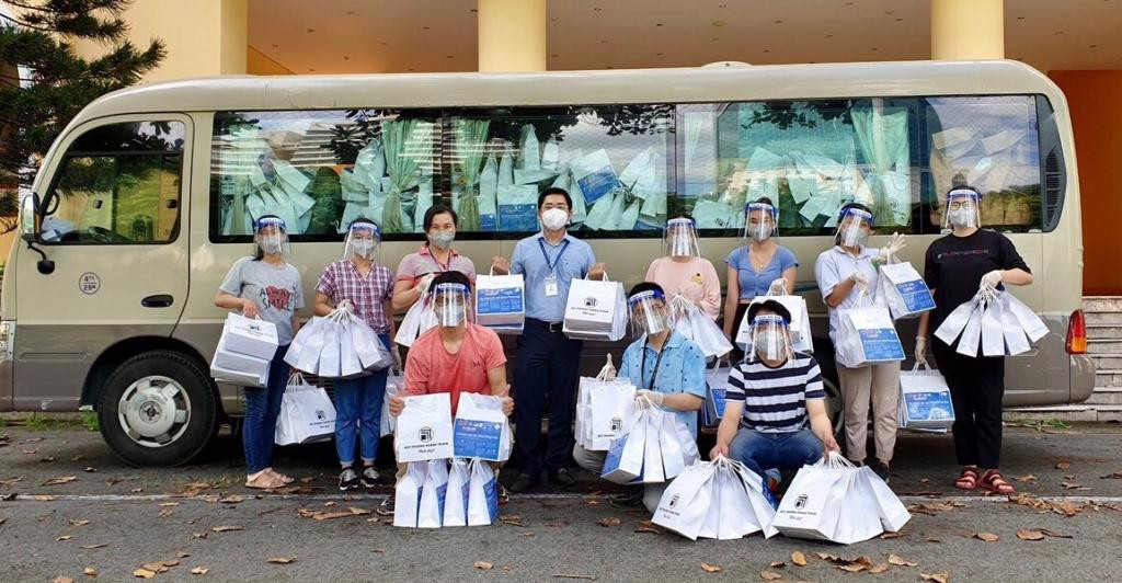 "Túi thuốc F0" được các cán bộ, tình nguyện viên mang đến trao tặng người dân và tuyến đầu chống dịch. 87 tỉ đồng hỗ trợ y, bác sĩ tuyến đầu chống dịch