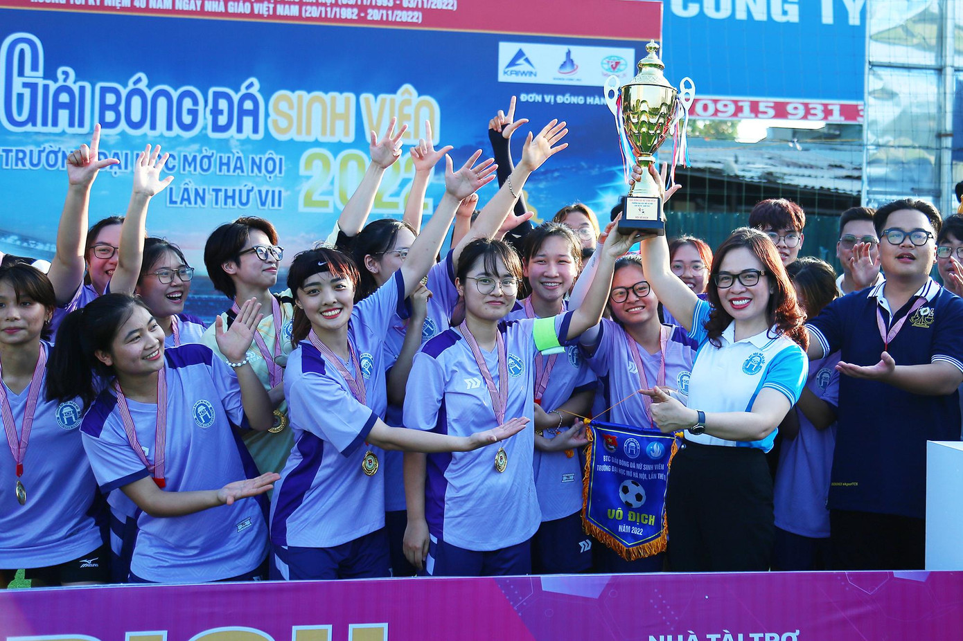 Màn ăn mừng ấn tượng trong lễ bế mạc của đội bóng Khoa Luật khi giành chức vô địch bóng đá nữ.