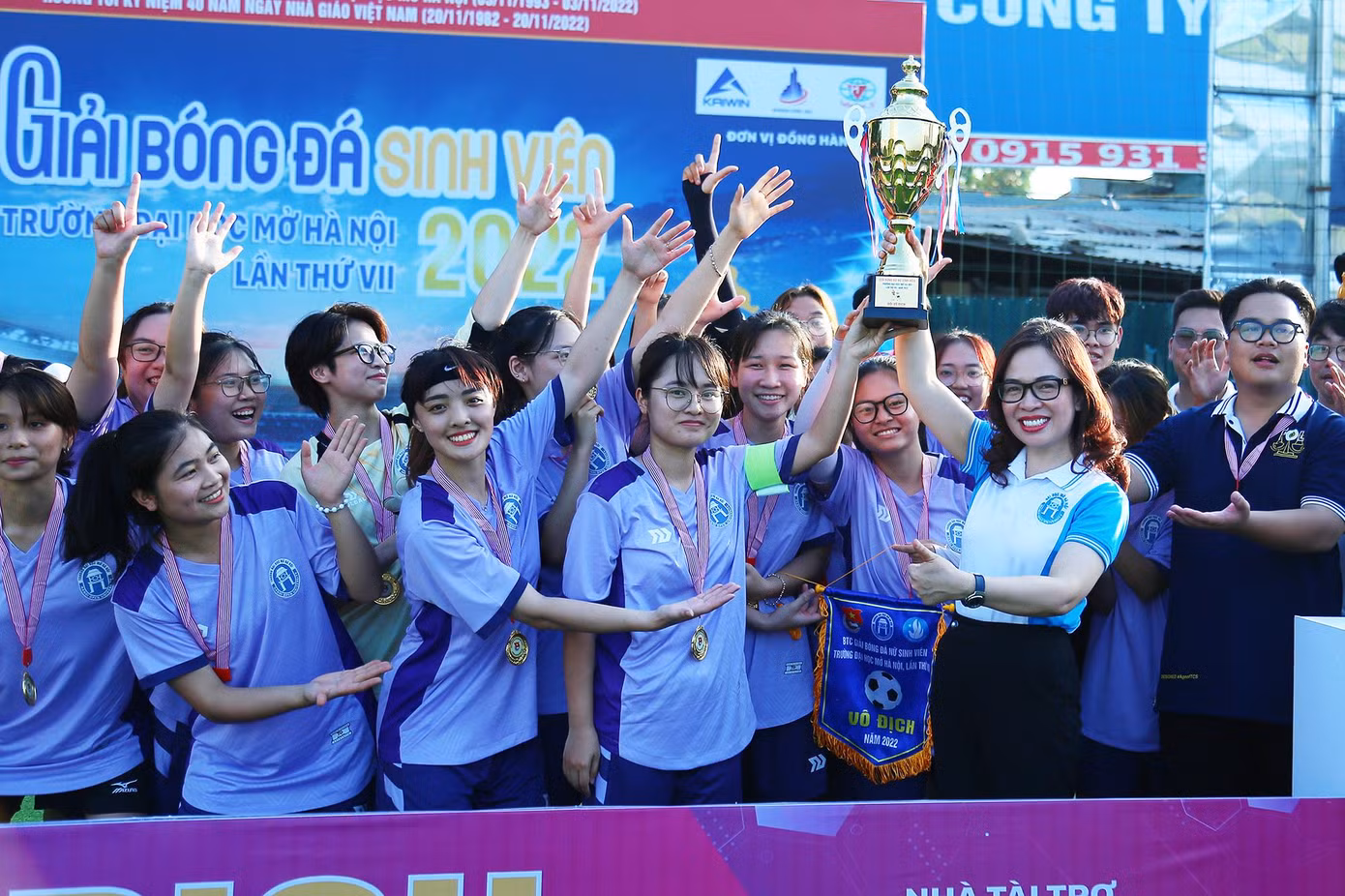 Màn ăn mừng ấn tượng trong lễ bế mạc của đội bóng Khoa Luật khi giành chức vô địch bóng đá nữ.