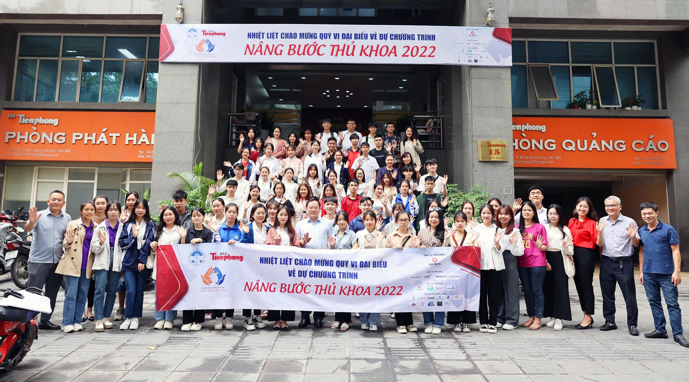 Gần 70 sinh viên có cơ hội tham gia du lịch trải nghiệm trên sông Hồng. Ảnh: NHƯ Ý Gần 70 sinh viên có cơ hội tham gia du lịch trải nghiệm trên sông Hồng. Ảnh: NHƯ Ý