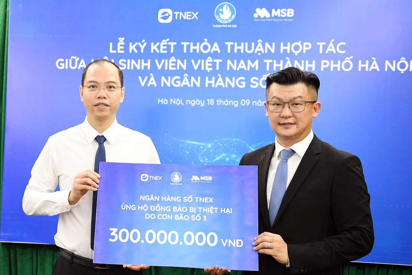 Anh Nguyễn Tiến Hưng - Phó Bí thư Thành Đoàn, Chủ tịch Hội Sinh viên TP. Hà Nội nhận biển tượng trưng hỗ trợ thực hiện chương trình 'Chia sẻ yêu thương - Cùng bạn tới trường'.