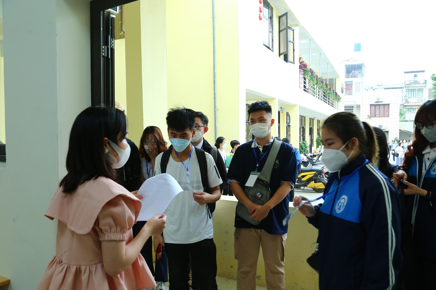 Các thí sinh làm thủ tục trước khi bước vào cuộc thi. Các thí sinh làm thủ tục trước khi bước vào cuộc thi.