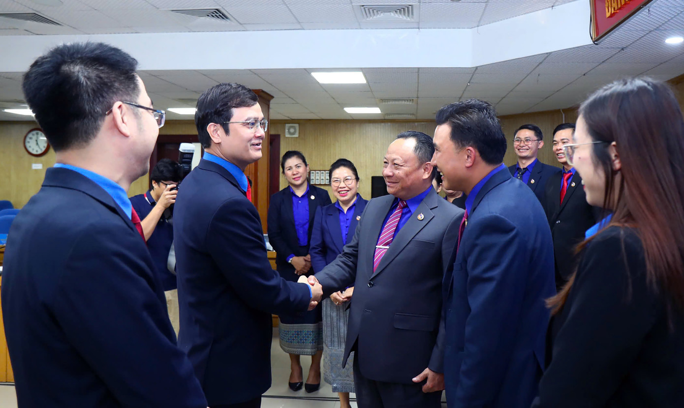 Anh Bùi Quang Huy trao đổi với anh Monexay Laomoaxong bên lề Hội đàm thanh niên hai nước Việt Nam - Lào.