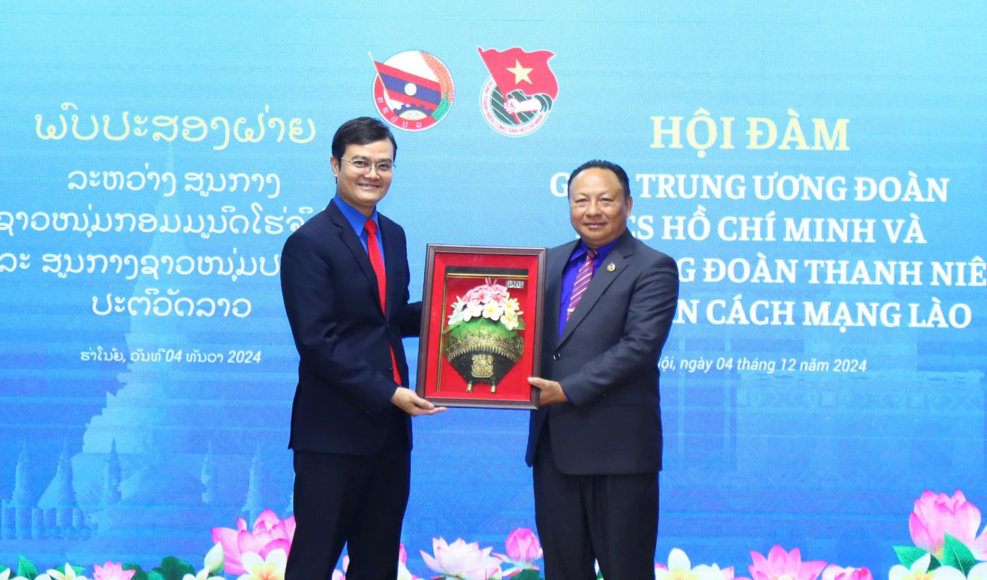 T.Ư Đoàn thanh niên hai nước Việt Nam – Lào, tặng quà lưu niệm tại chương trình.