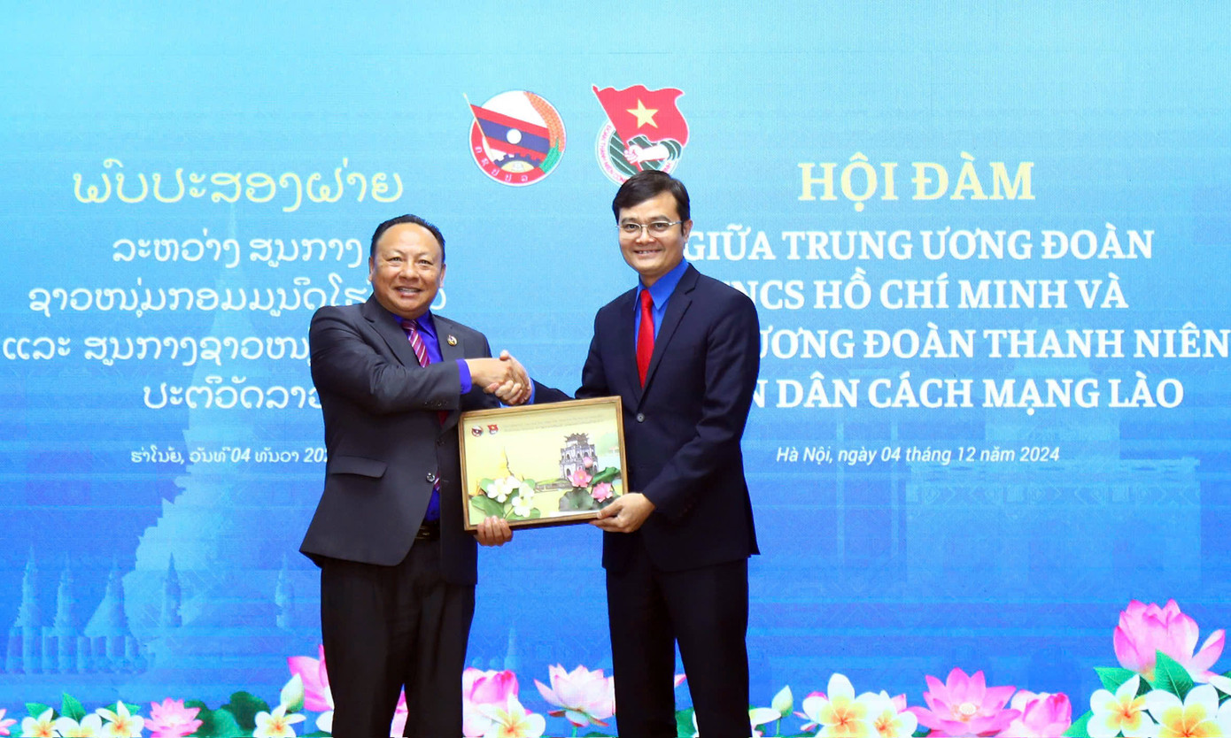 T.Ư Đoàn thanh niên hai nước Việt Nam – Lào, tặng quà lưu niệm tại chương trình.