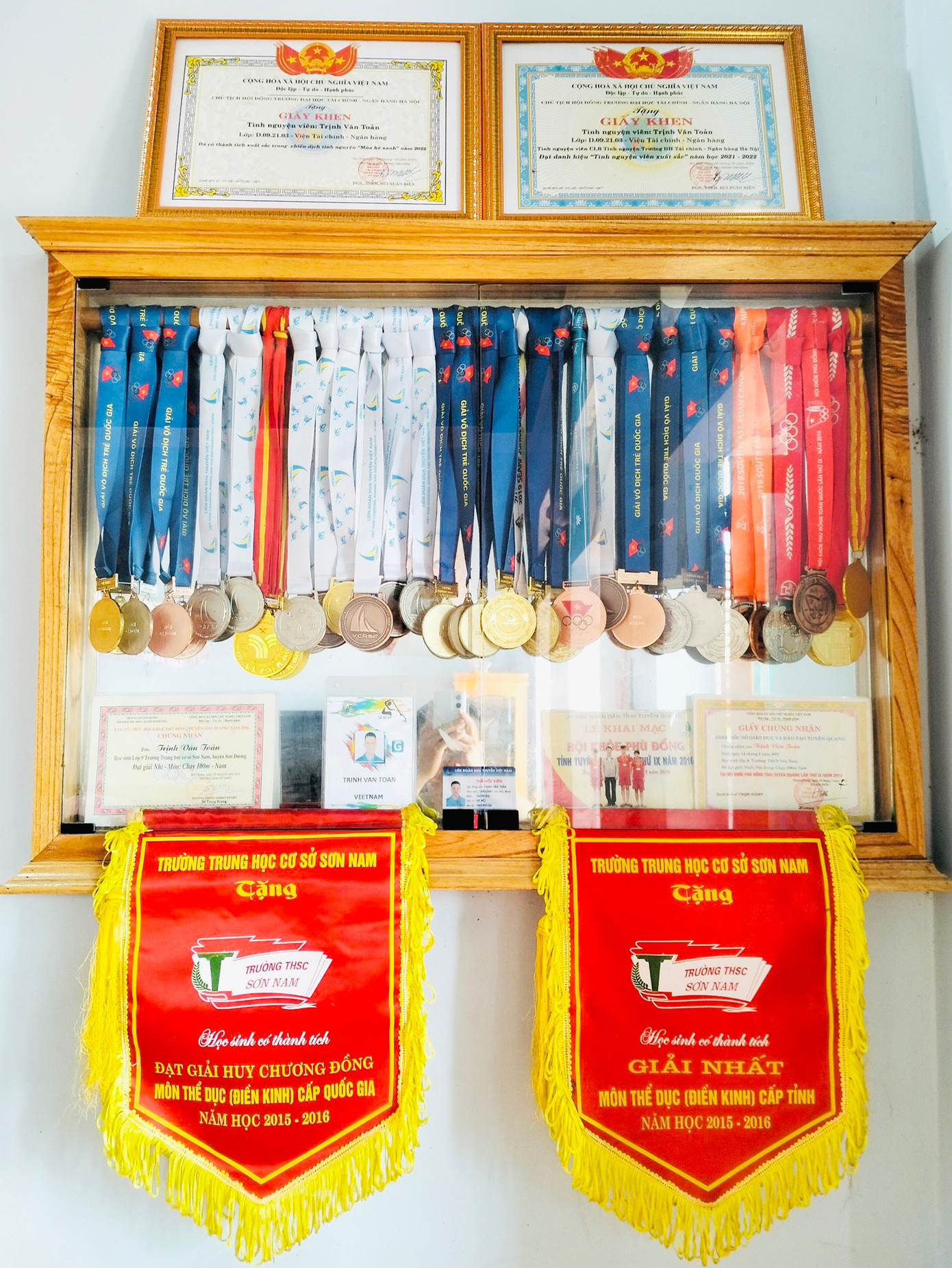 'Bộ sưu tập' huy chương giải thưởng đáng ngưỡng mộ của chàng vận động viên trẻ đầy tài năng.