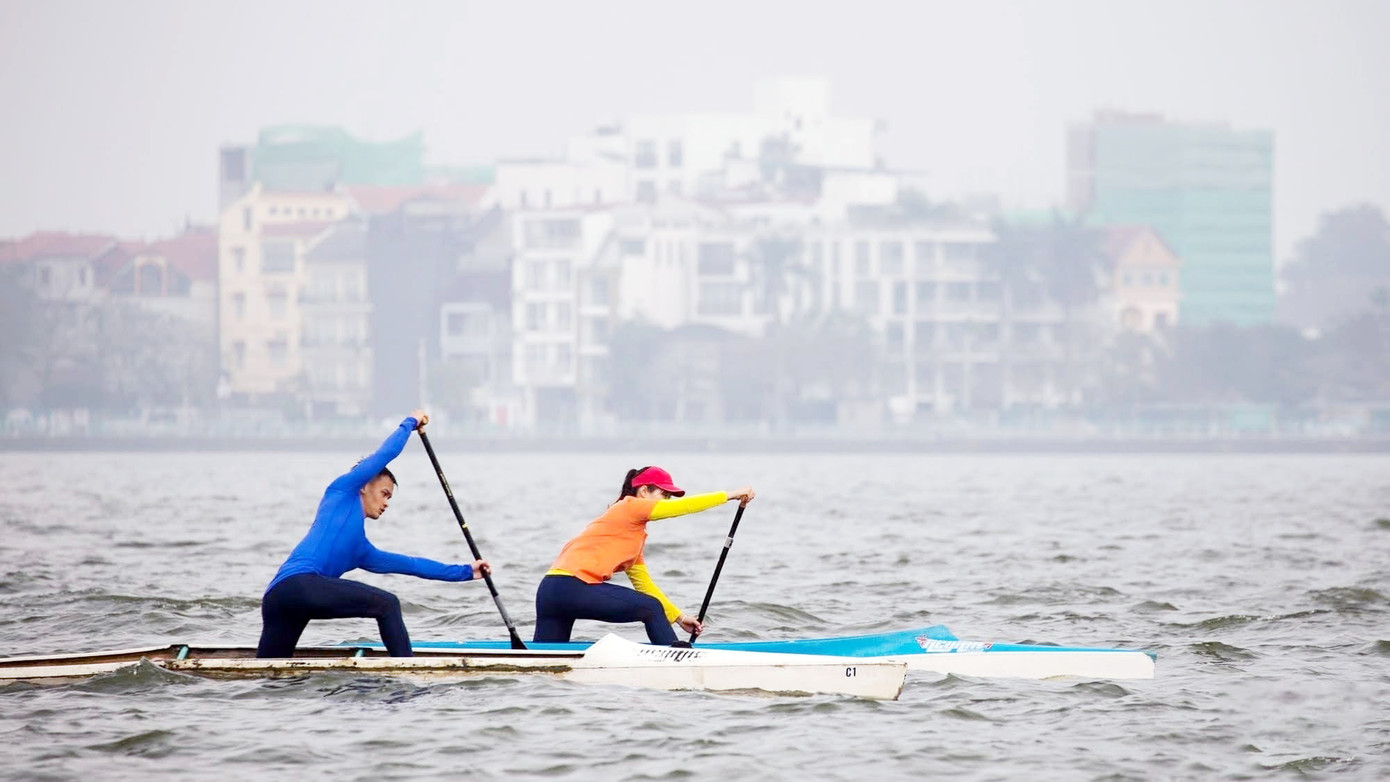 Trịnh Văn Toản (áo xanh) hoá thân thành “chiến binh sông nước” với tay lái vững vàng, chuyên nghiệp.
