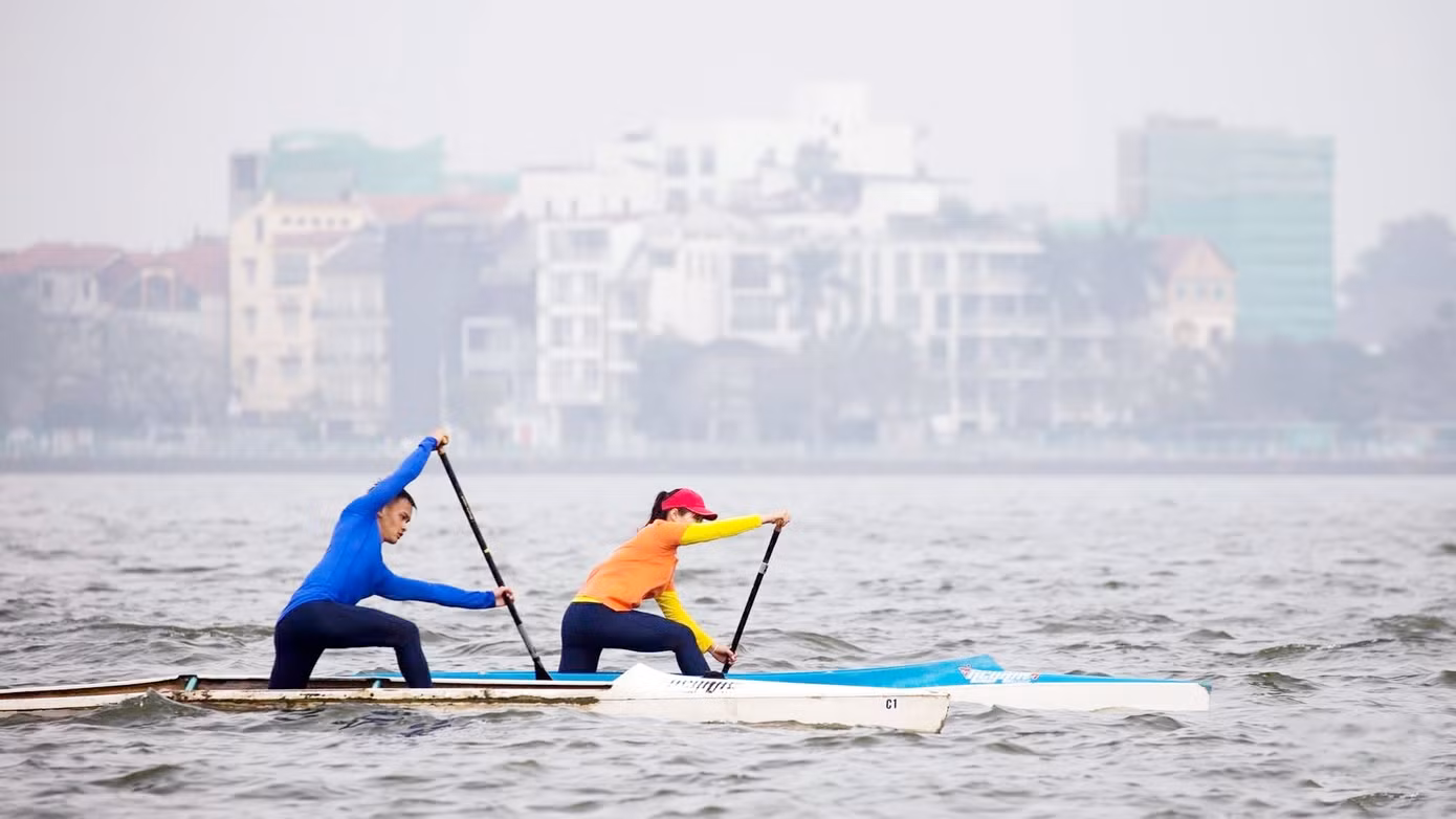 Trịnh Văn Toản (áo xanh) hoá thân thành “chiến binh sông nước” với tay lái vững vàng, chuyên nghiệp.