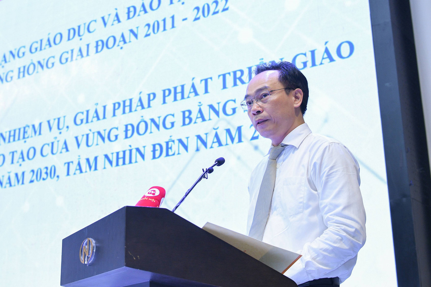 Thứ trưởng Bộ GD - ĐT Hoàng Minh Sơn báo cáo tại Hội nghị.