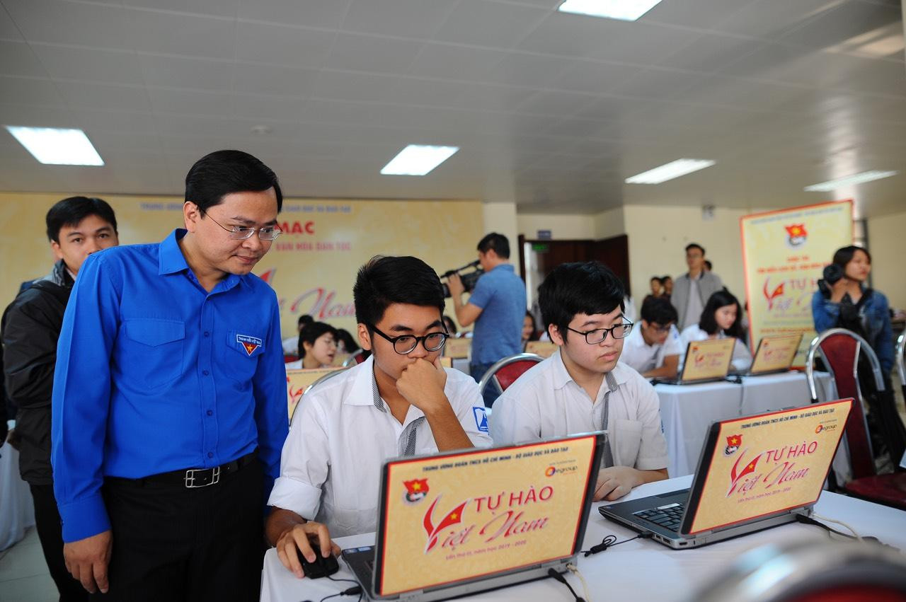 Bí thư thứ nhất T.Ư Đoàn Nguyễn Anh Tuấn, động viên thí sinh tham dự cuộc thi "Tự hào Việt Nam" lần thứ III, tại Hà Nội. Ảnh: DƯƠNG TRIỀU