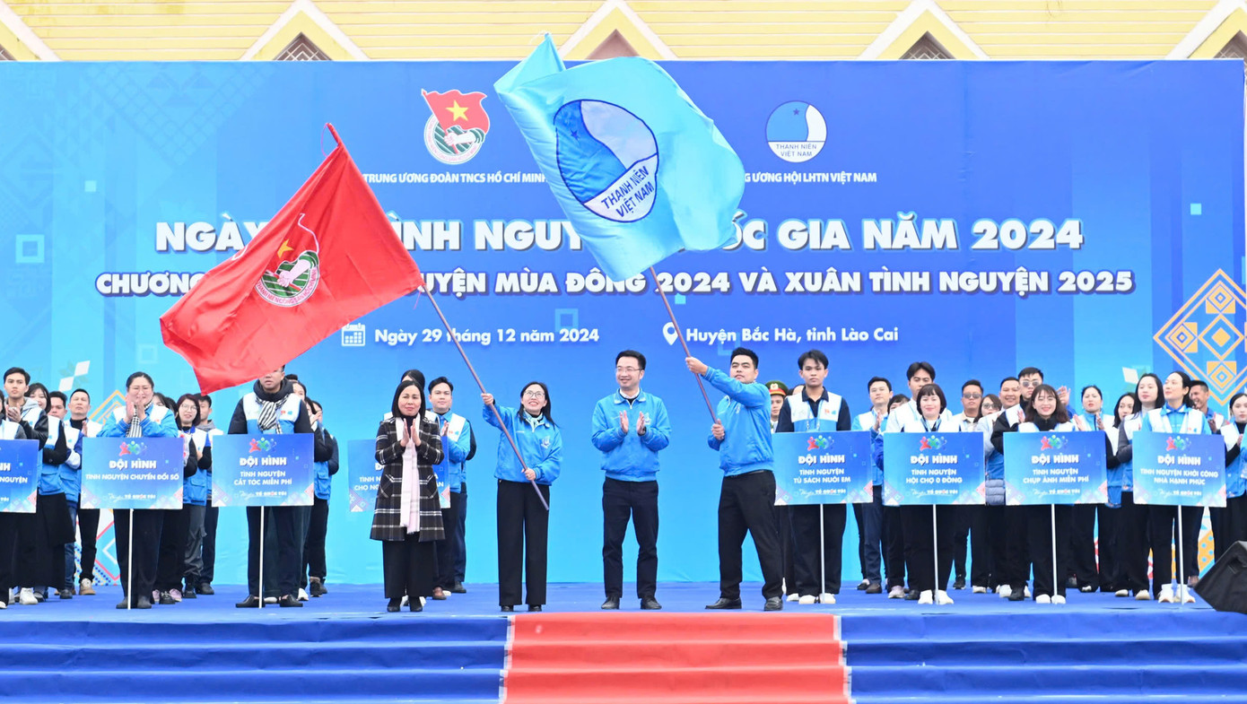 Nghi thức xuất quân trao cờ cho các đội hình tình nguyện.