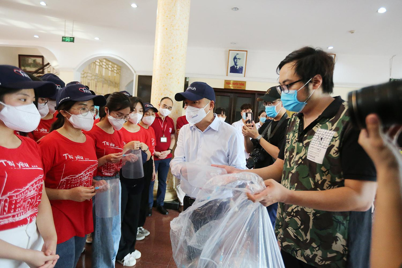 Sinh viên tình nguyện trường ĐH Y Hà Nội đón nhận tình cảm từ nhà trường và lãnh đạo.