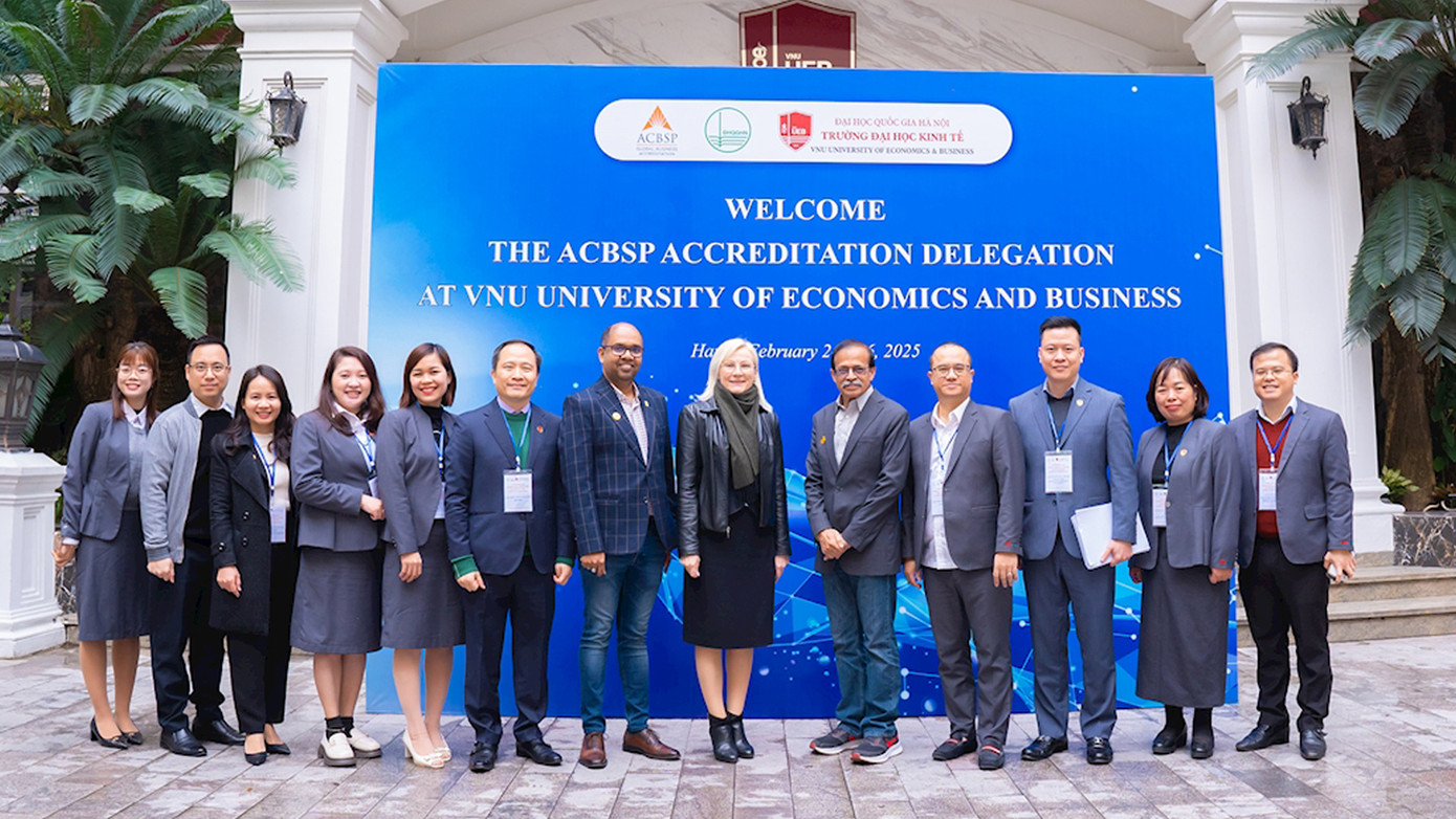 Đoàn kiểm định ACBSP và lãnh đạo, giảng viên trường ĐH Kinh tế (ĐHQG Hà Nội).