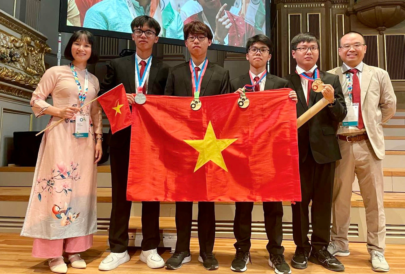 Đoàn Olympic Hoá học quốc tế 2023.