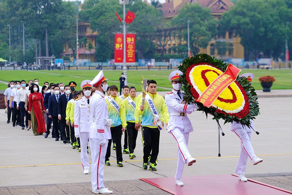 Đoàn thực hiện nghi lễ đặt vòng hoa viếng Chủ tịch Hồ Chí Minh. Đoàn thực hiện nghi lễ đặt vòng hoa viếng Chủ tịch Hồ Chí Minh.