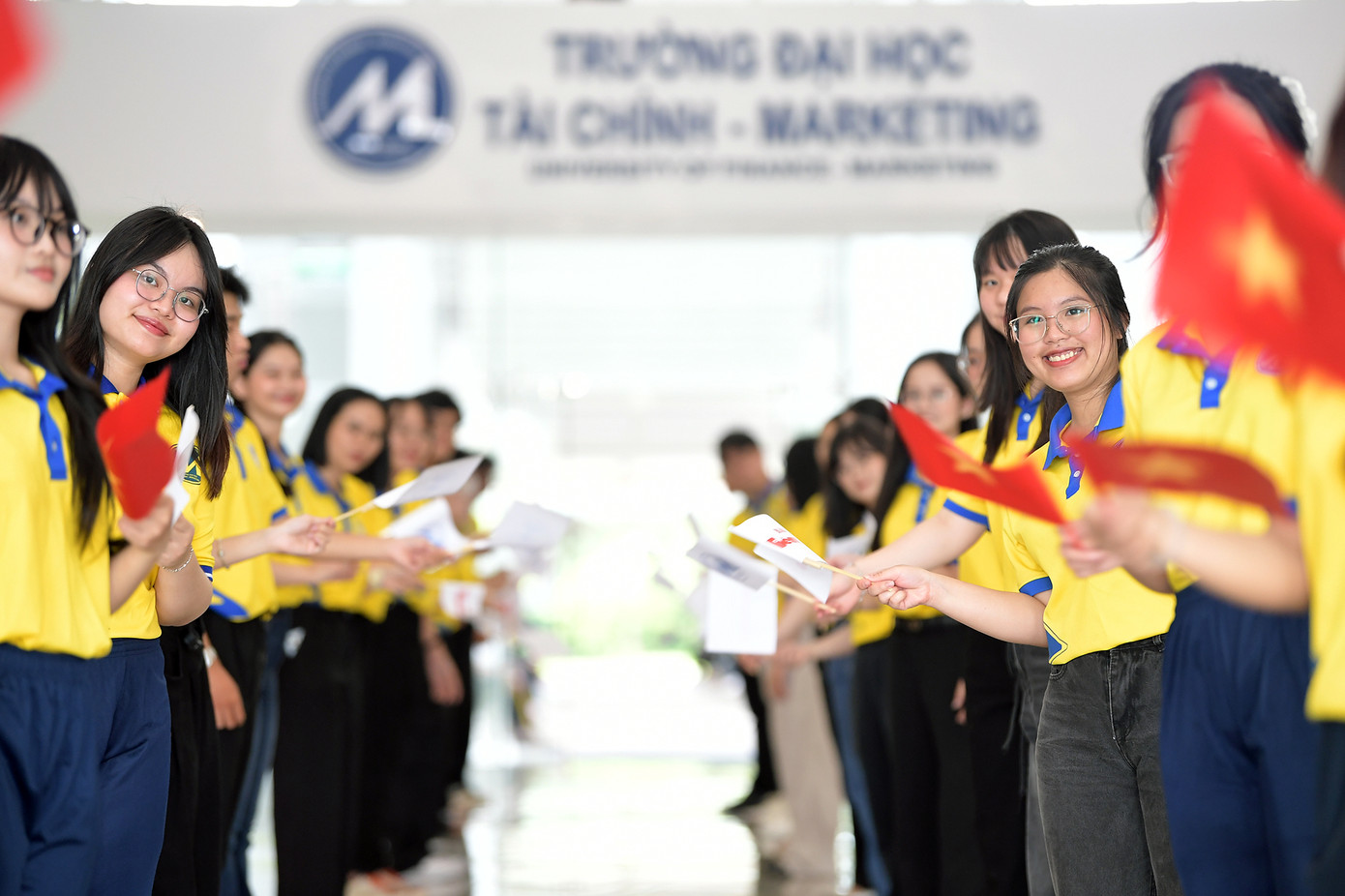 Sinh viên chờ đón Hoa hậu Hà Trúc Linh. Sinh viên chờ đón Hoa hậu Hà Trúc Linh.