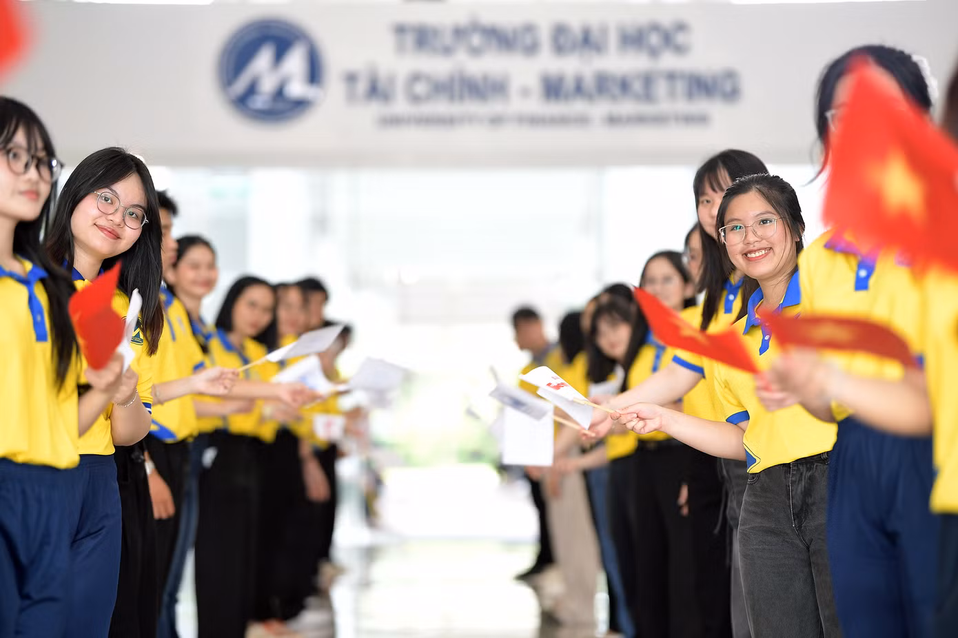 Sinh viên chờ đón Hoa hậu Hà Trúc Linh.