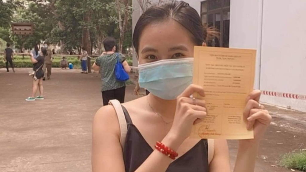 Nhiều bạn trẻ xung phong đăng ký tiêm vắc-xin, cổ vũ tinh thần cộng đồng