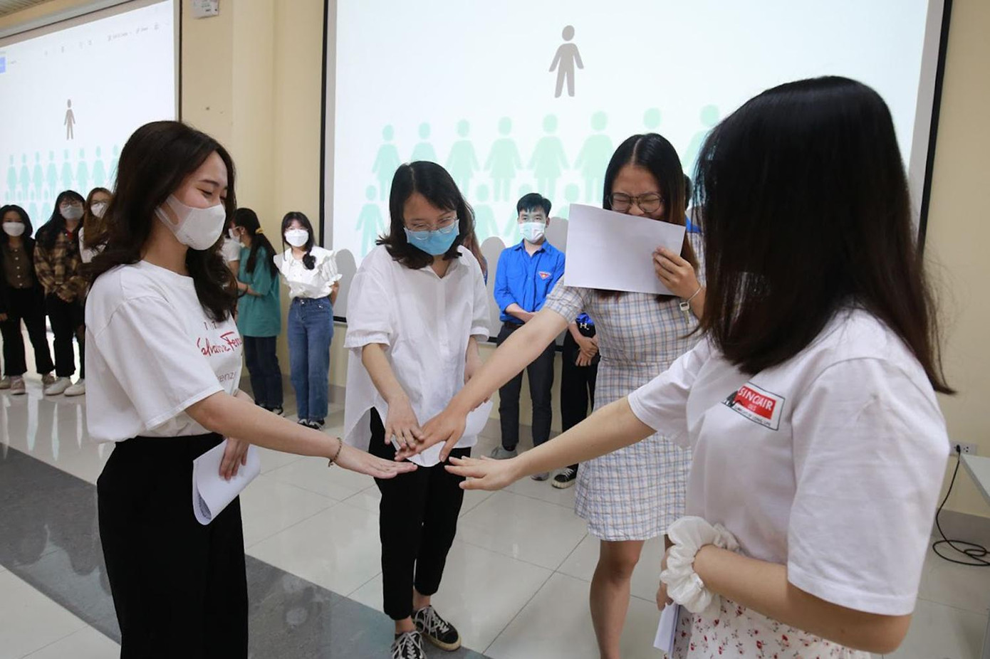 Những sinh viên tình nguyện được hỗ trợ nghiệp vụ và kiến thức sư phạm khi tham gia hỗ trợ dự án.