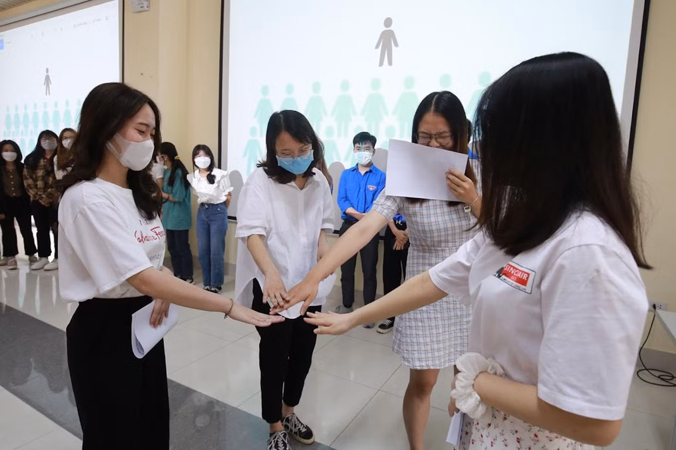 Những sinh viên tình nguyện được hỗ trợ nghiệp vụ và kiến thức sư phạm khi tham gia hỗ trợ dự án. Những sinh viên tình nguyện được hỗ trợ nghiệp vụ và kiến thức sư phạm khi tham gia hỗ trợ dự án.