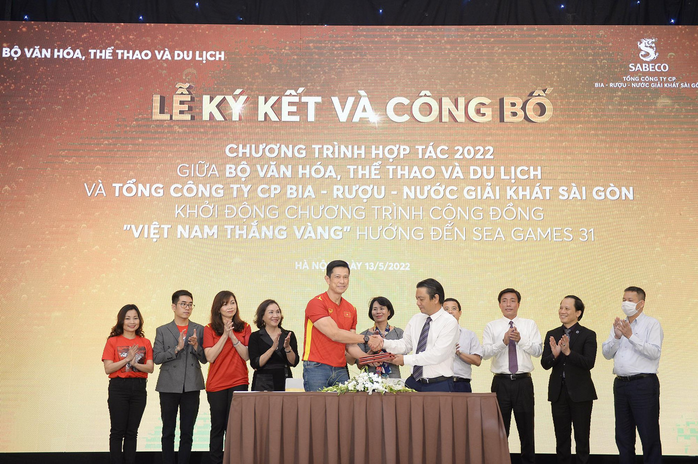 Bộ VH - TT - DL và SABECO đồng thời công bố khởi động chương trình cộng đồng “Việt Nam thắng Vàng”, kêu gọi cộng đồng trên cả nước cổ vũ cho hành trình của đoàn thể thao nước nhà tại SEA Games 31, nâng cao tình yêu thể thao và thể hiện tinh thần nhiệt huyết của cả dân tộc. Bộ VH - TT - DL và SABECO đồng thời công bố khởi động chương trình cộng đồng “Việt Nam thắng Vàng”, kêu gọi cộng đồng trên cả nước cổ vũ cho hành trình của đoàn thể thao nước nhà tại SEA Games 31, nâng cao tình yêu thể thao và thể hiện tinh thần nhiệt huyết của cả dân tộc.