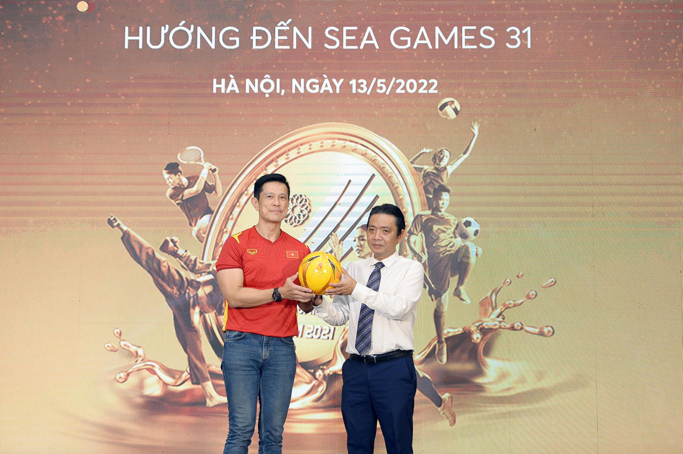Ông Bennett Neo trao quả bóng vàng SEA Games 31 cho Bộ VH - TT - DL như lời chúc mừng "Việt Nam thắng Vàng". Ông Bennett Neo trao quả bóng vàng SEA Games 31 cho Bộ VH - TT - DL như lời chúc mừng "Việt Nam thắng Vàng".