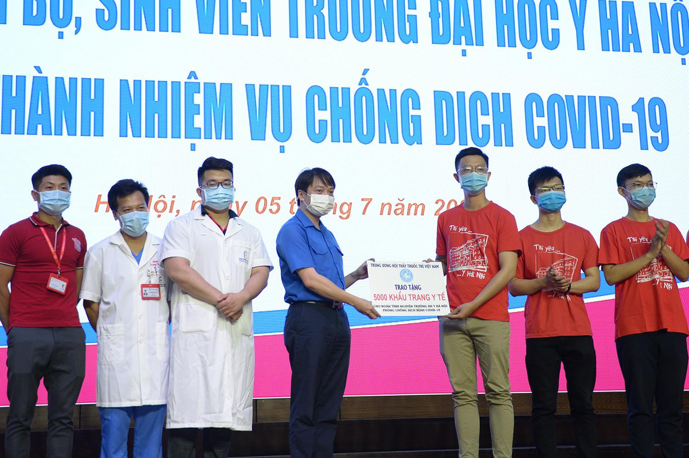 Nhân dịp này T.Ư Hội Thầy thuốc trẻ Việt Nam trao phần quà hỗ trợ đoàn tình nguyện viên.