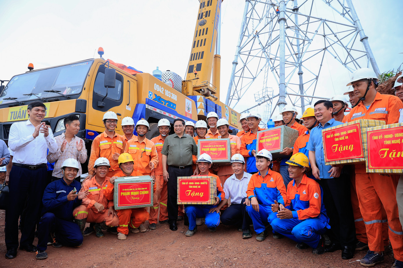 Thủ tướng tặng quà lực lượng thi công dựng cột VT22. Ảnh: VGP/Nhật Bắc