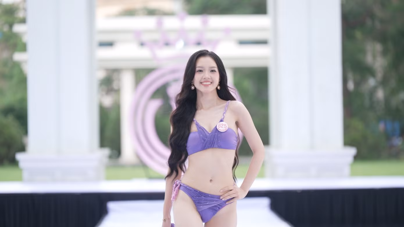 Trên nền nhạc sôi động, các cô gái lần lượt sải bước với bikini rực rỡ, tôn dáng, khoe khéo những đường cong gợi cảm nhưng vẫn giữ được sự thanh lịch, đúng tinh thần của một sân chơi nhan sắc quốc gia.