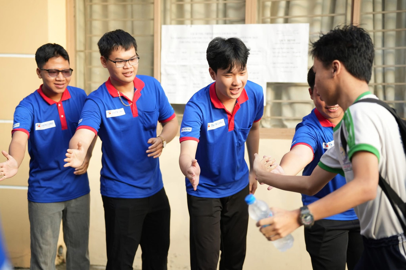 Chiến sĩ áo xanh và những dấu ấn 'Tiếp sức mùa thi' 2025. Chiến sĩ áo xanh và những dấu ấn 'Tiếp sức mùa thi' 2025.