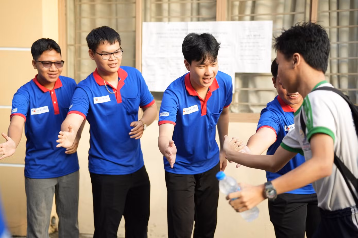 Chiến sĩ áo xanh và những dấu ấn 'Tiếp sức mùa thi' 2025.