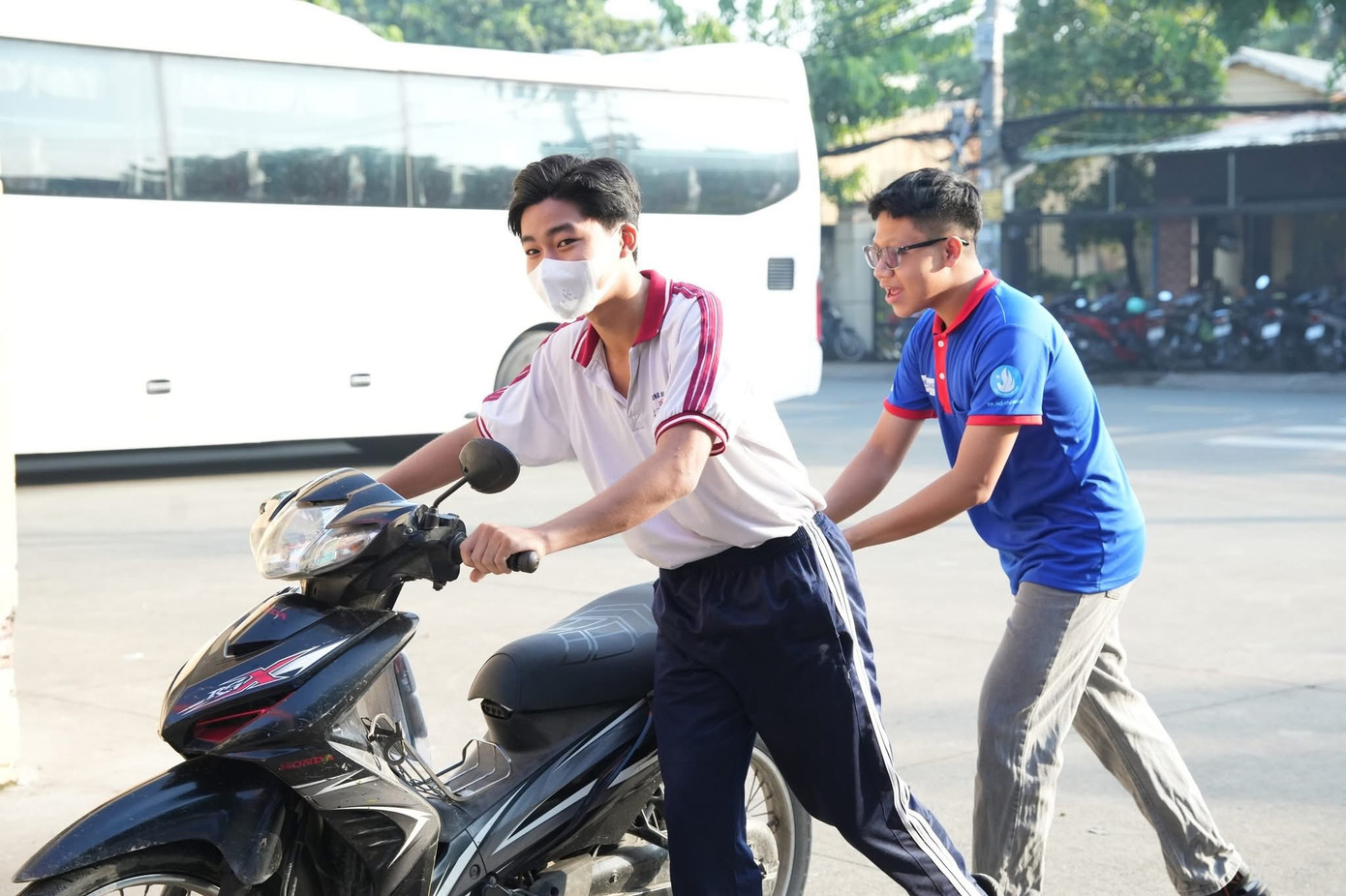 Chiến sĩ áo xanh và những dấu ấn 'Tiếp sức mùa thi' 2025. Chiến sĩ áo xanh và những dấu ấn 'Tiếp sức mùa thi' 2025.