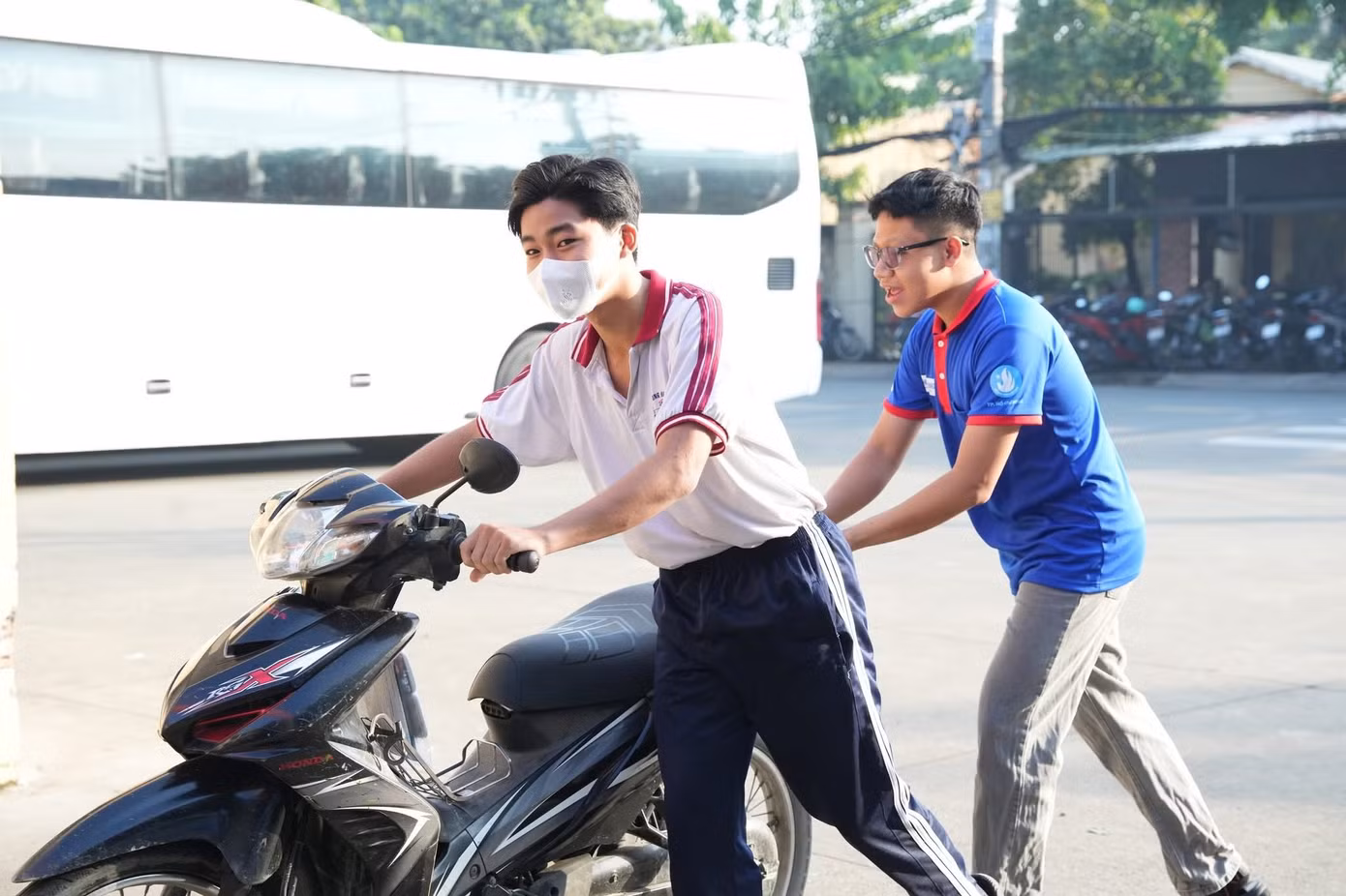 Chiến sĩ áo xanh và những dấu ấn 'Tiếp sức mùa thi' 2025.
