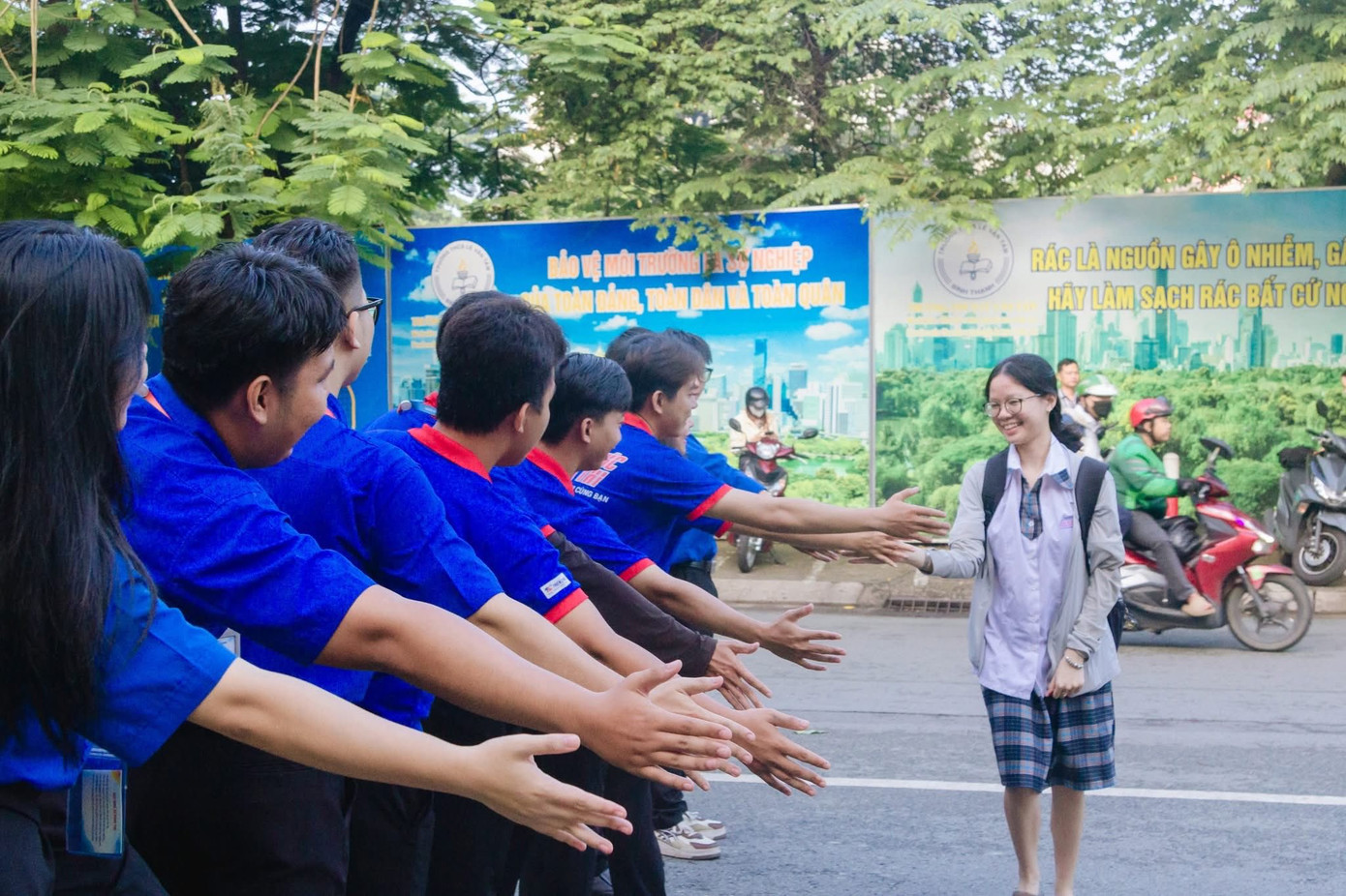 Chiến sĩ áo xanh và những dấu ấn 'Tiếp sức mùa thi' 2025. Chiến sĩ áo xanh và những dấu ấn 'Tiếp sức mùa thi' 2025.