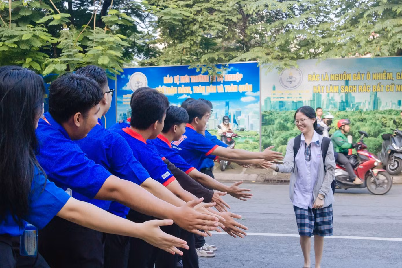 Chiến sĩ áo xanh và những dấu ấn 'Tiếp sức mùa thi' 2025.