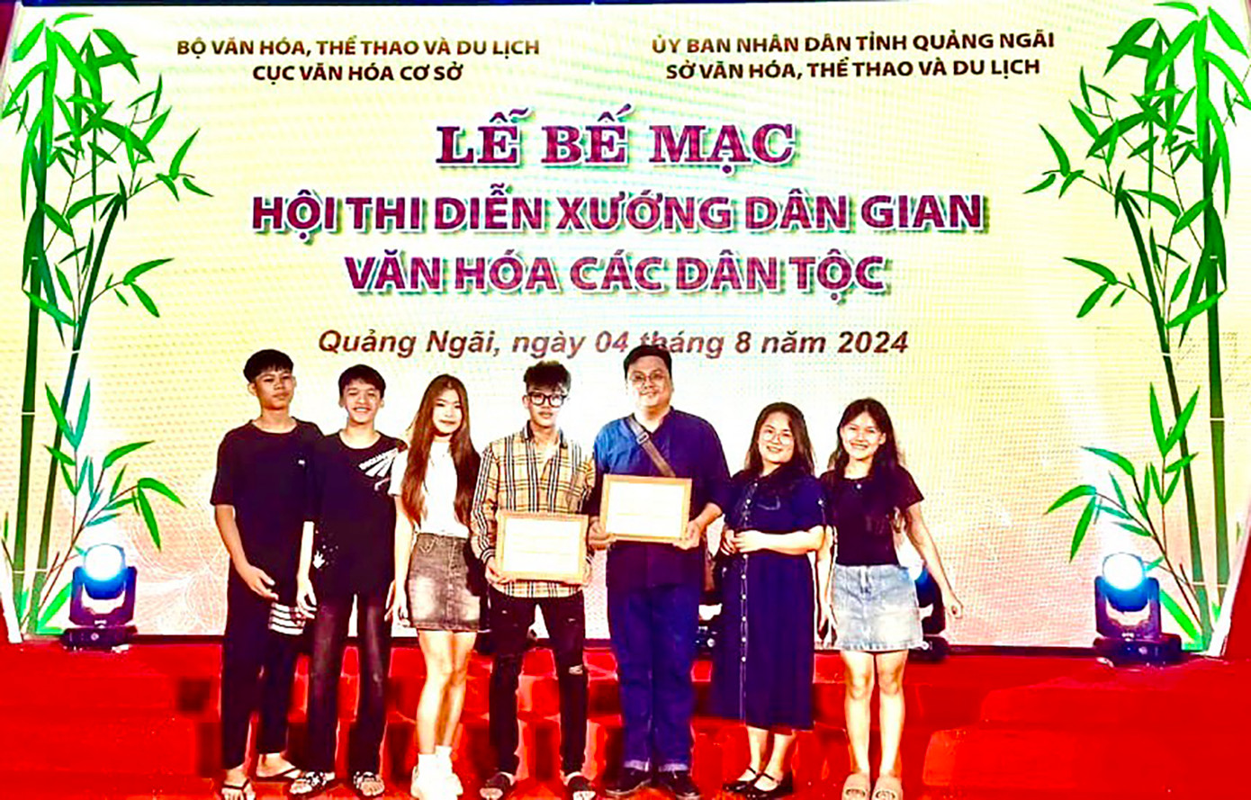 Nhà giáo Nguyễn Văn Bách và các học trò đoạt 2 HCV tại Hội thi diễn xướng dân gian các dân tộc toàn quốc, năm 2024, tại Quảng Ngãi. Nhà giáo Nguyễn Văn Bách và các học trò đoạt 2 HCV tại Hội thi diễn xướng dân gian các dân tộc toàn quốc, năm 2024, tại Quảng Ngãi.