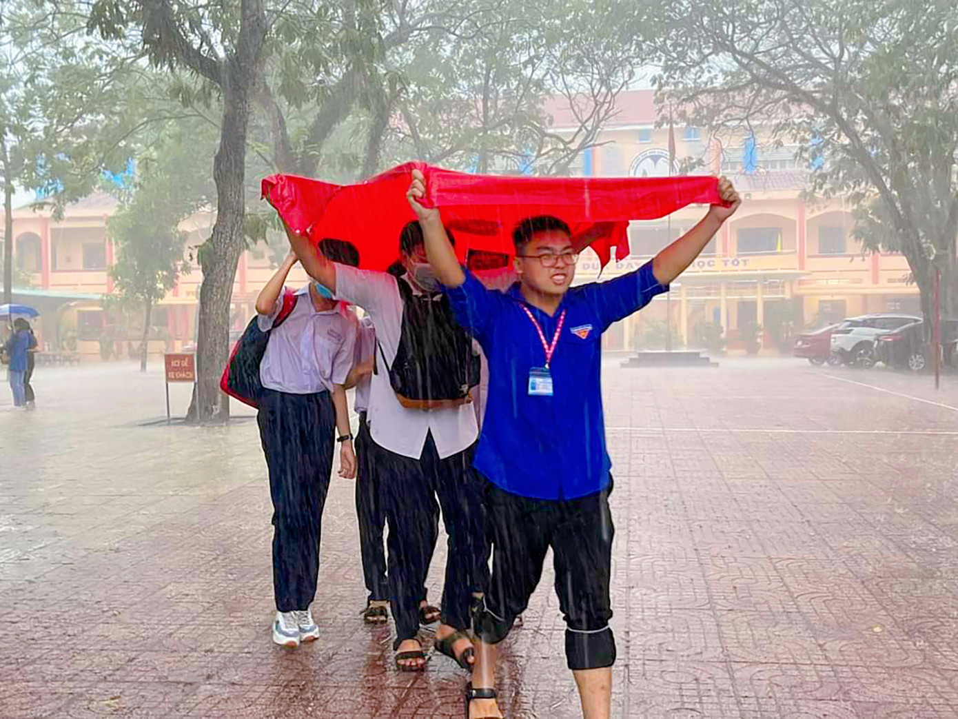 Che mưa hỗ trợ thí sinh. Che mưa hỗ trợ thí sinh.