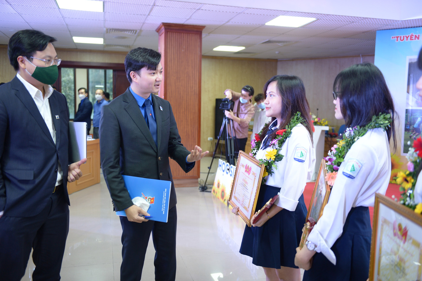 Anh Nguyễn Minh Triết - Bí thư T.Ư Đoàn, Chủ tịch T.Ư Hội Sinh viên Việt Nam trao đổi với các học sinh đạt danh hiệu 'Học sinh 3 tốt'. Ảnh: DƯƠNG TRIỀU