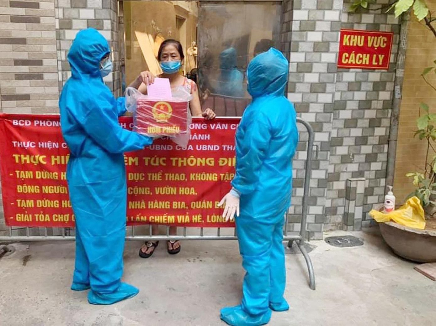 Những hòm phiếu được sát khuẩn cẩn thận tại những nới đang thực hiện cách ly.