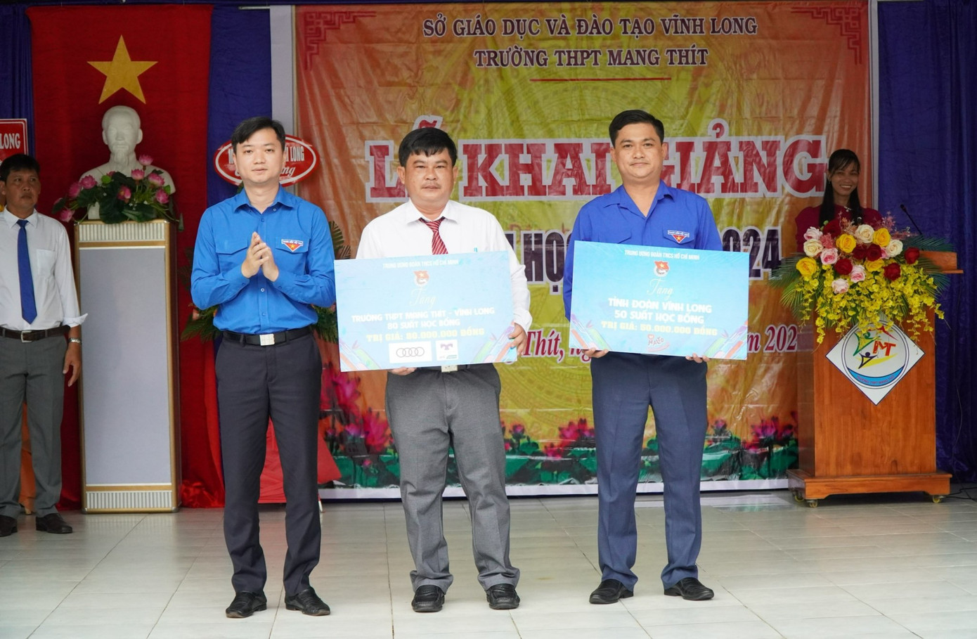 Thay mặt Ban Bí thư T.Ư Đoàn, anh Nguyễn Minh Triết - Bí thư T.Ư Đoàn, Chủ tịch T.Ư Hội Sinh viên Việt Nam trao tặng 130 suất học bổng cho tỉnh Vĩnh Long.